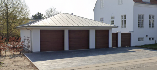 Garage med valmtag beklædt med zink på taget