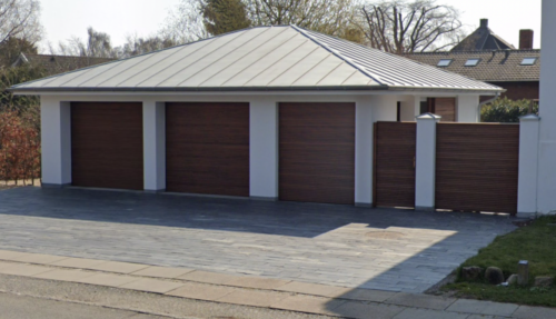 Garage med valmtag beklædt med zink på taget